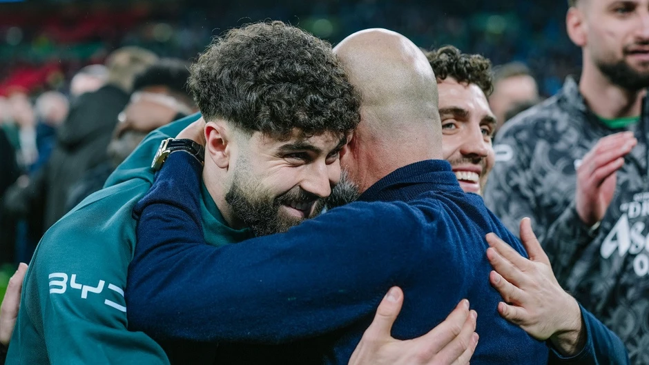 Pep Guardiola ăn mừng cảm xúc bên con gái và dàn sao Man City Pep Guardiola ăn mừng cảm xúc bên con gái và dàn sao Man City