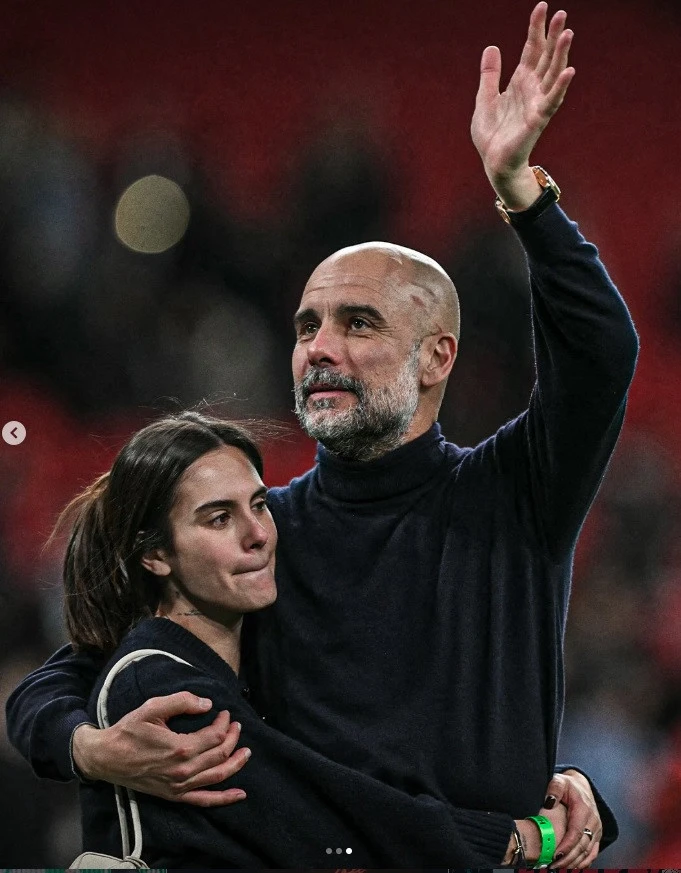 Pep Guardiola ăn mừng cảm xúc bên con gái và dàn sao Man City Pep Guardiola ăn mừng cảm xúc bên con gái và dàn sao Man City
