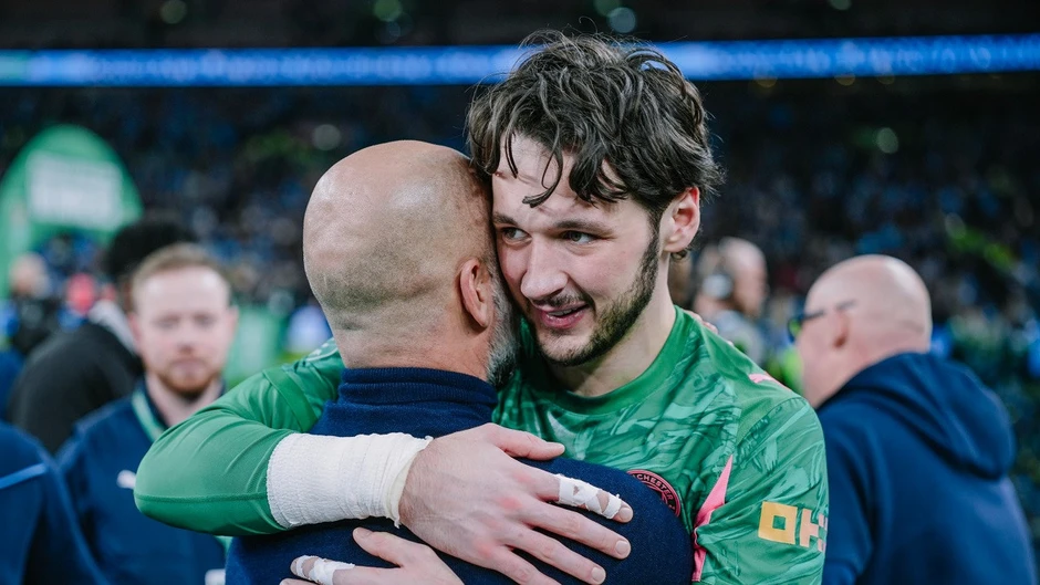 Pep Guardiola ăn mừng cảm xúc bên con gái và dàn sao Man City Pep Guardiola ăn mừng cảm xúc bên con gái và dàn sao Man City