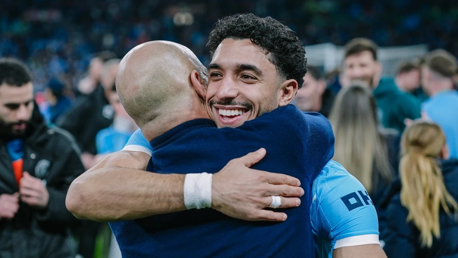 Pep Guardiola ăn mừng cảm xúc bên con gái và dàn sao Man City Pep Guardiola ăn mừng cảm xúc bên con gái và dàn sao Man City