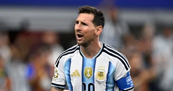'Phải hủy bàn thắng phá kỷ lục của Messi'