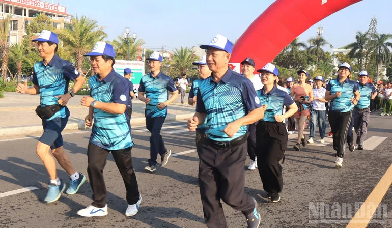 Quảng Ngãi: Đông đảo cán bộ, chiến sĩ và nhân dân tham gia Ngày chạy Olympic năm 2026