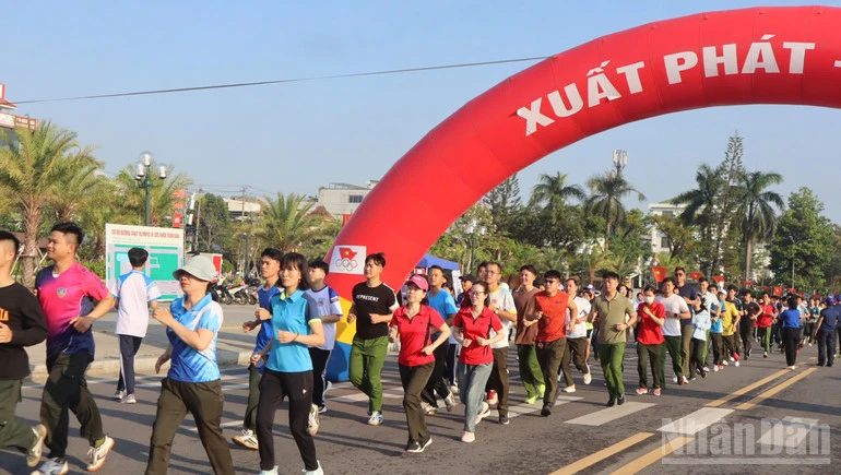 Quảng Ngãi: Đông đảo cán bộ, chiến sĩ và nhân dân tham gia Ngày chạy Olympic năm 2026