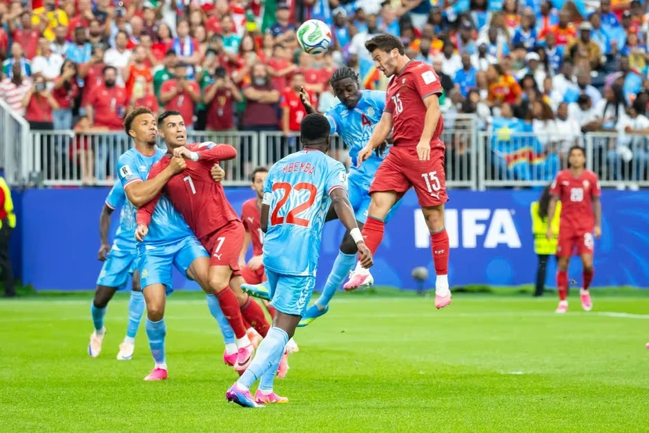 Ronaldo đáp trả yếu ớt trước Messi Ronaldo đáp trả yếu ớt trước Messi