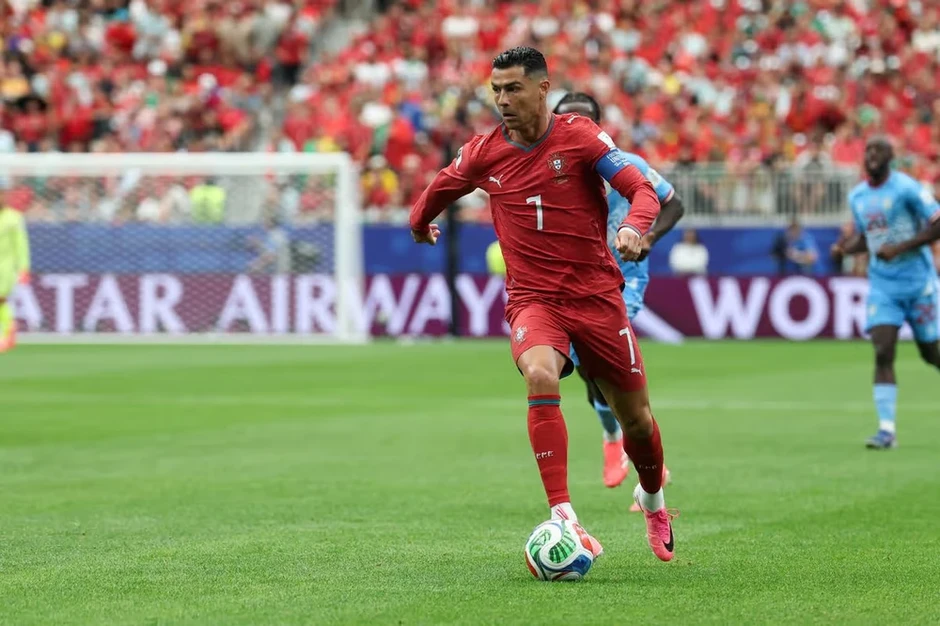 Ronaldo đáp trả yếu ớt trước Messi Ronaldo đáp trả yếu ớt trước Messi