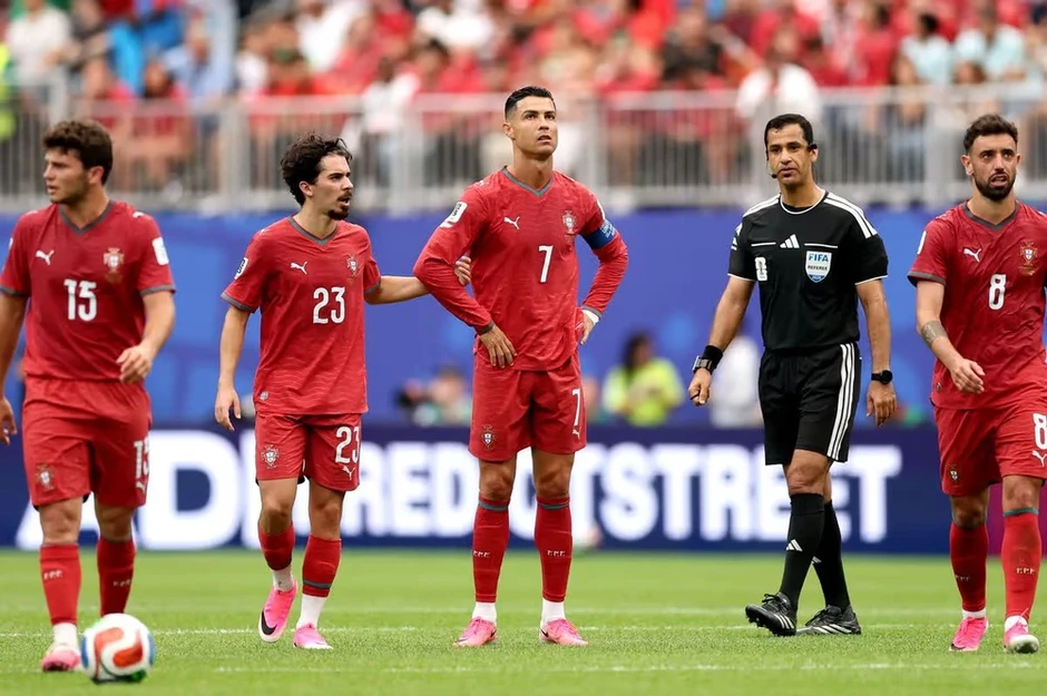 Ronaldo đáp trả yếu ớt trước Messi Ronaldo đáp trả yếu ớt trước Messi