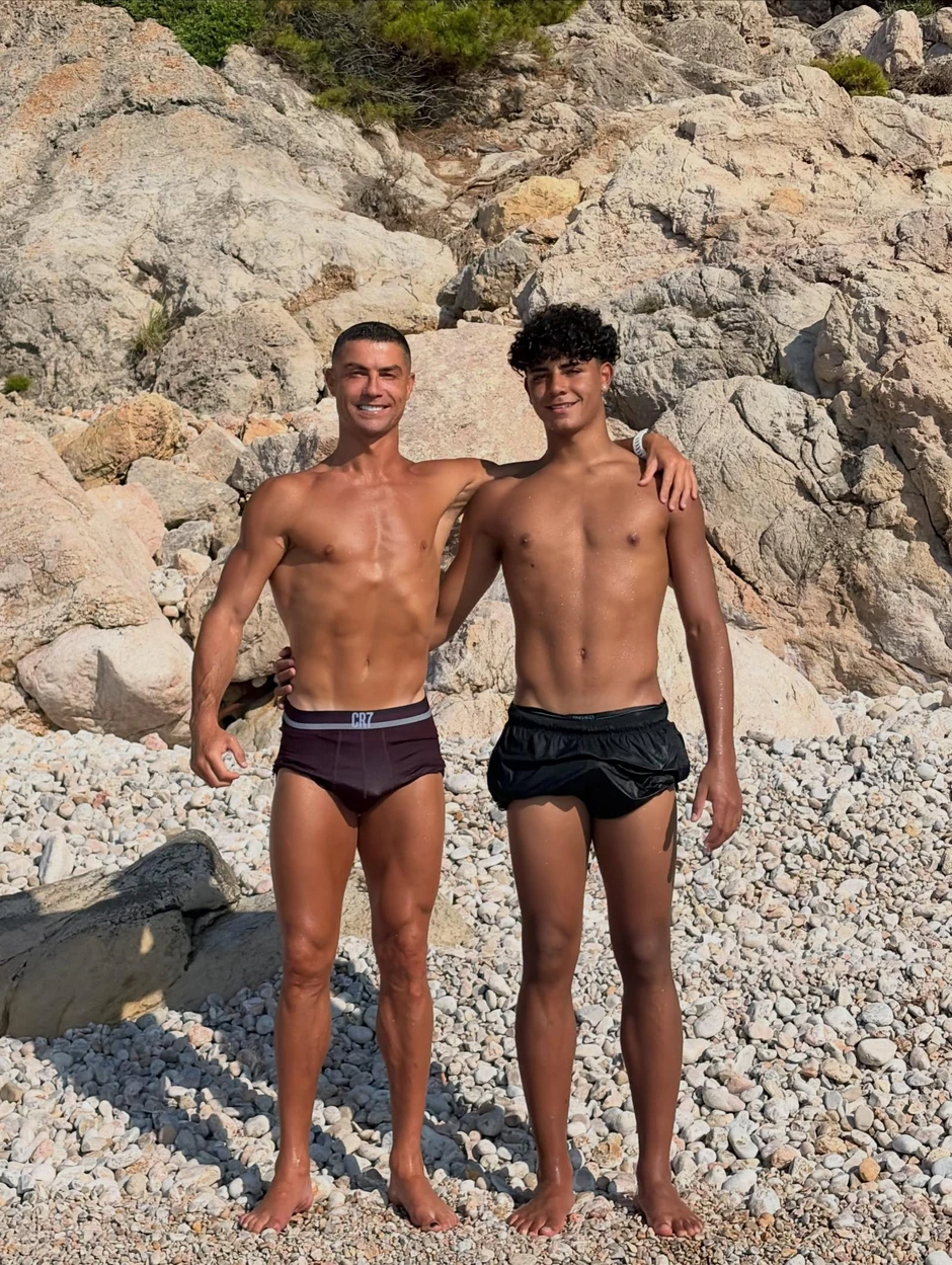 Ronaldo gây sốt khoe cơ bắp cùng con trai 16 tuổi Ronaldo gây sốt khoe cơ bắp cùng con trai 16 tuổi