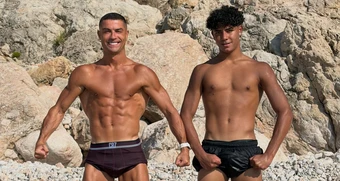 Ronaldo gây sốt khoe cơ bắp cùng con trai 16 tuổi