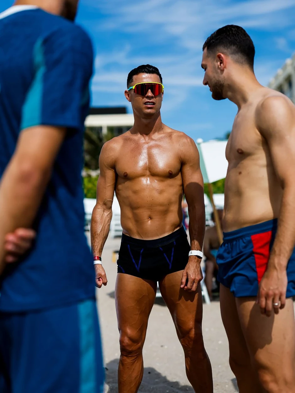 Ronaldo khoe 'body' 6 múi tuyệt phẩm trên bãi biển World Cup Ronaldo khoe 'body' 6 múi tuyệt phẩm trên bãi biển World Cup