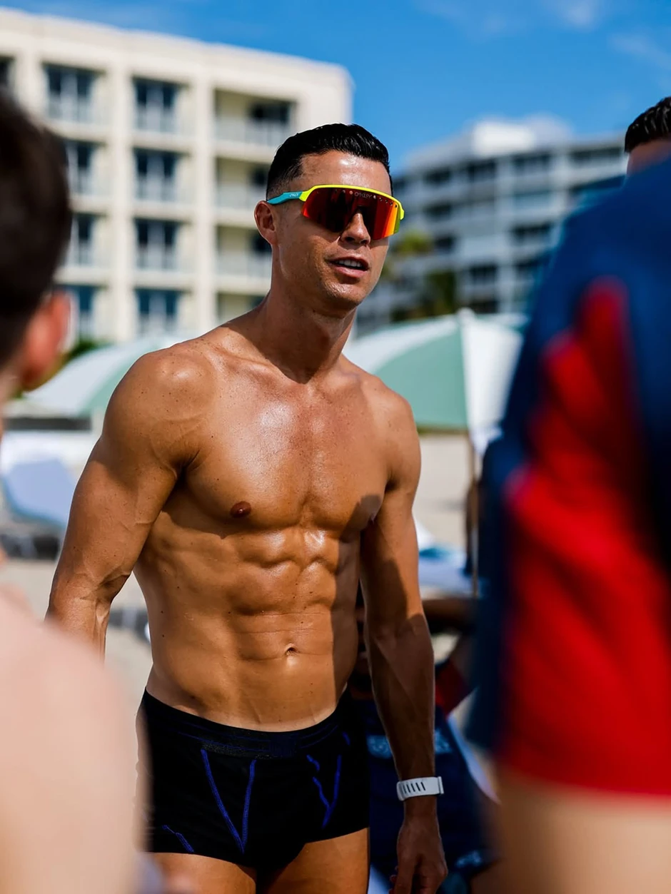 Ronaldo khoe 'body' 6 múi tuyệt phẩm trên bãi biển World Cup Ronaldo khoe 'body' 6 múi tuyệt phẩm trên bãi biển World Cup