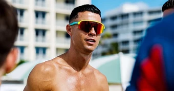 Ronaldo khoe 'body' 6 múi tuyệt phẩm trên bãi biển World Cup