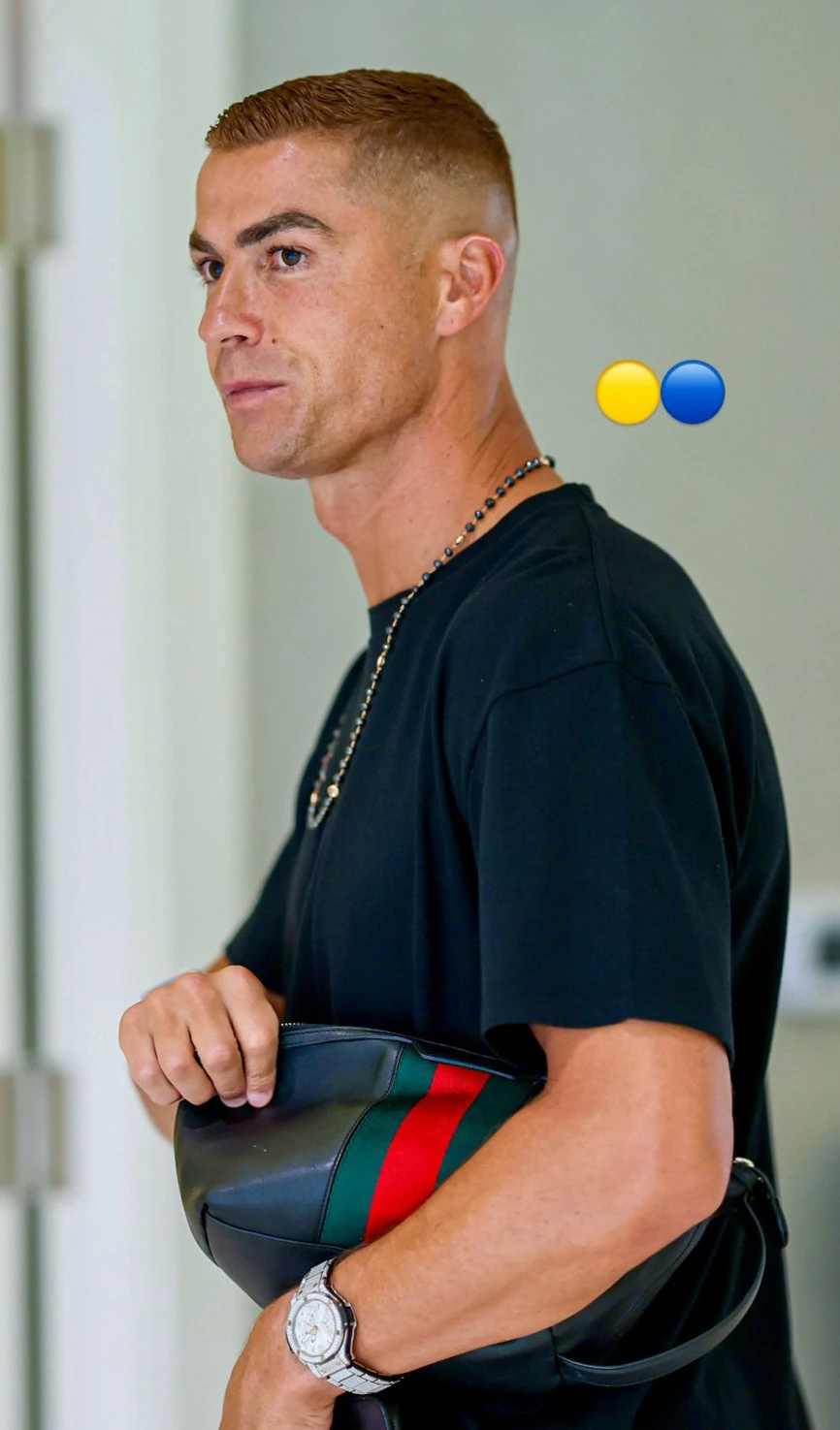 Ronaldo khoe diện mạo mới sau khi cưới vợ Ronaldo khoe diện mạo mới sau khi cưới vợ