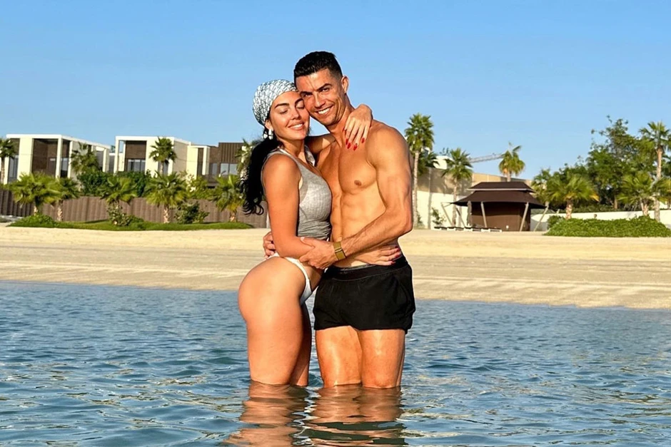 Ronaldo khoe diện mạo mới sau khi cưới vợ Ronaldo khoe diện mạo mới sau khi cưới vợ