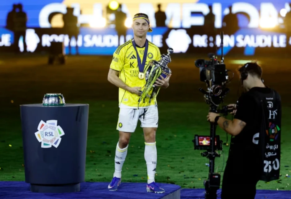 Ronaldo kiếm tiền hơn gấp đôi Messi trong 12 tháng qua Ronaldo kiếm tiền hơn gấp đôi Messi trong 12 tháng qua