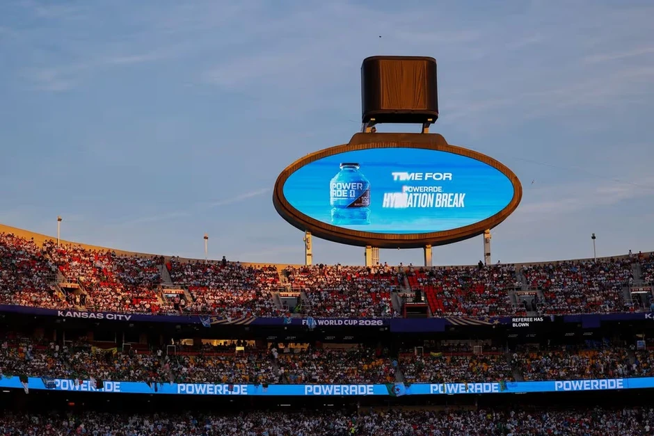 Ronaldo, Messi và vụ bê bối Powerade