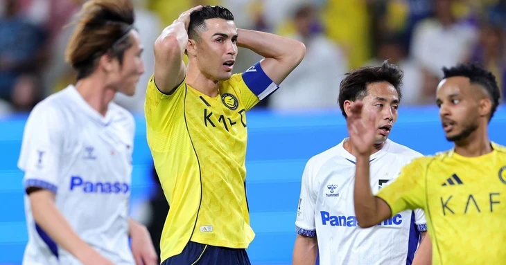 Ronaldo ngậm ngùi nhìn Chủ tịch VFF trao Cúp cho Gamba Osaka Ronaldo ngậm ngùi nhìn Chủ tịch VFF trao Cúp cho Gamba Osaka