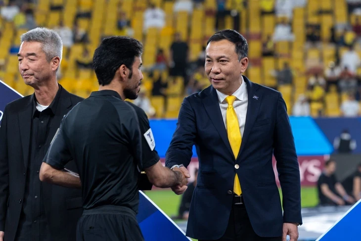 Ronaldo ngậm ngùi nhìn Chủ tịch VFF trao Cúp cho Gamba Osaka Ronaldo ngậm ngùi nhìn Chủ tịch VFF trao Cúp cho Gamba Osaka