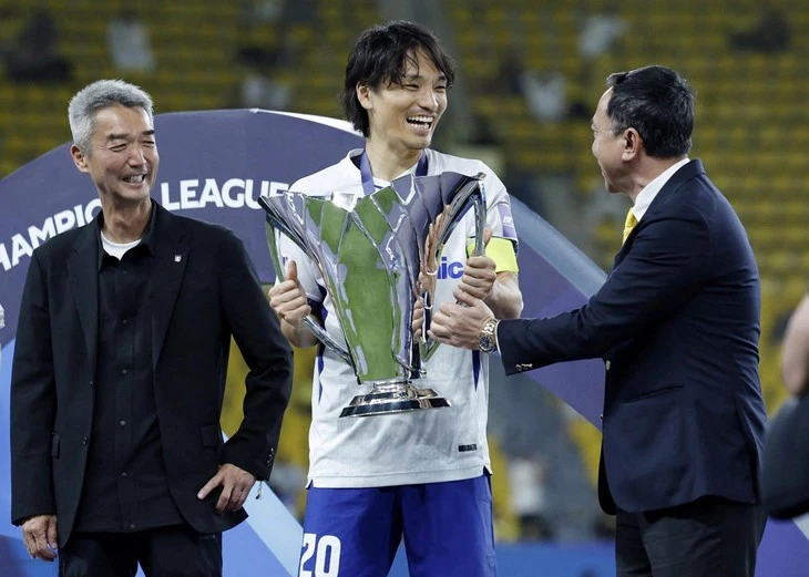 Ronaldo ngậm ngùi nhìn Chủ tịch VFF trao Cúp cho Gamba Osaka Ronaldo ngậm ngùi nhìn Chủ tịch VFF trao Cúp cho Gamba Osaka