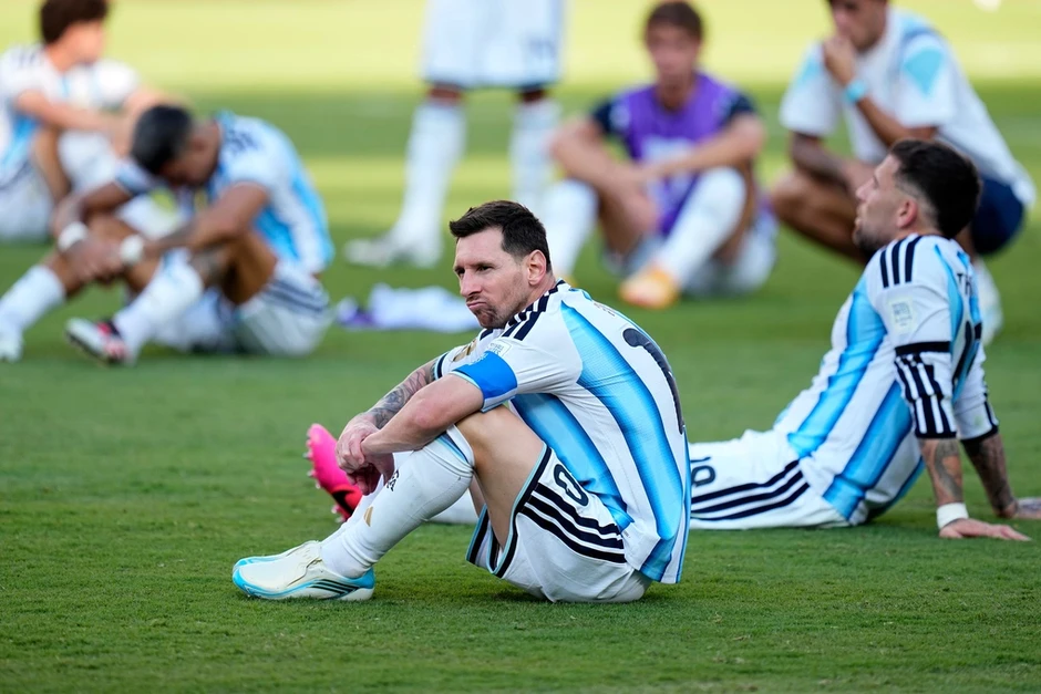 Ronaldo 'thích' bài đăng cáo buộc FIFA thiên vị Messi - Báo TinVina Ronaldo 'thích' bài đăng cáo buộc FIFA thiên vị Messi - Báo TinVina