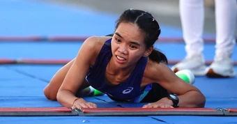 Runner Ngọc Hoa bò về đích ở Giải marathon quốc gia 2026