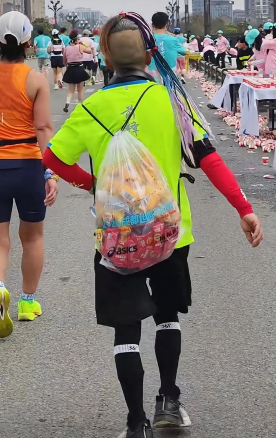 Runner nữ Trung Quốc bị phạt vì xoạc chân trên đường chạy - Báo TinVina Runner nữ Trung Quốc bị phạt vì xoạc chân trên đường chạy - Báo TinVina