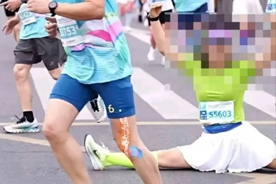 Runner nữ Trung Quốc bị phạt vì xoạc chân trên đường chạy - Báo TinVina Runner nữ Trung Quốc bị phạt vì xoạc chân trên đường chạy - Báo TinVina