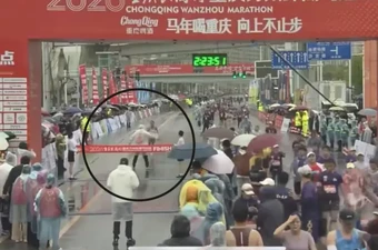 Runner Trung Quốc bị chặn ngay trước vạch đích khi đang dẫn đầu - Báo TinVina