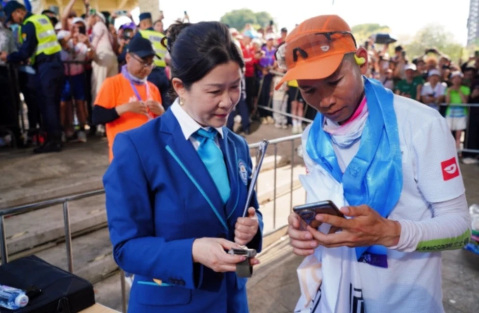 Runner Trung Quốc chạy 100 km mỗi ngày suốt 100 ngày - Báo TinVina Runner Trung Quốc chạy 100 km mỗi ngày suốt 100 ngày - Báo TinVina