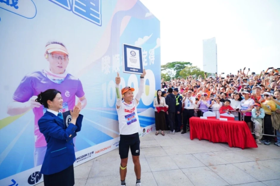 Runner Trung Quốc chạy 100 km mỗi ngày suốt 100 ngày - Báo TinVina Runner Trung Quốc chạy 100 km mỗi ngày suốt 100 ngày - Báo TinVina