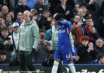 Sao Chelsea bật khóc sau trận thua MU, Carrick nói về vẻ đẹp của bóng đá