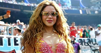 Shakira áp sát kỷ lục