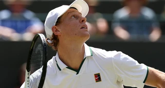 Sinner hạ 'máy giao bóng' Struff, đoạt vé bán kết Wimbledon