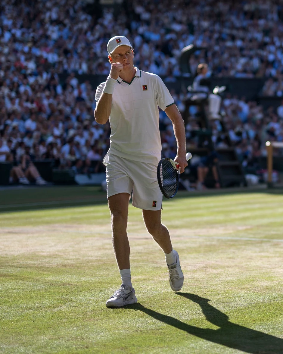 Sinner ngược dòng hạ Zverev, bảo vệ ngôi vương Wimbledon Sinner ngược dòng hạ Zverev, bảo vệ ngôi vương Wimbledon