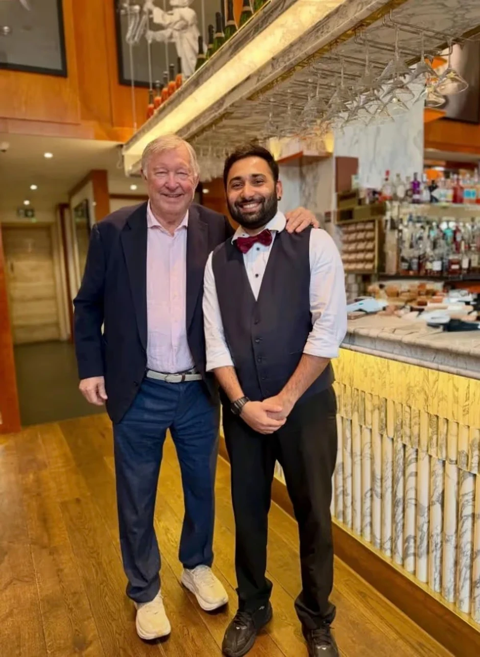 Sir Alex Ferguson lần đầu xuất hiện sau khi nhập viện
