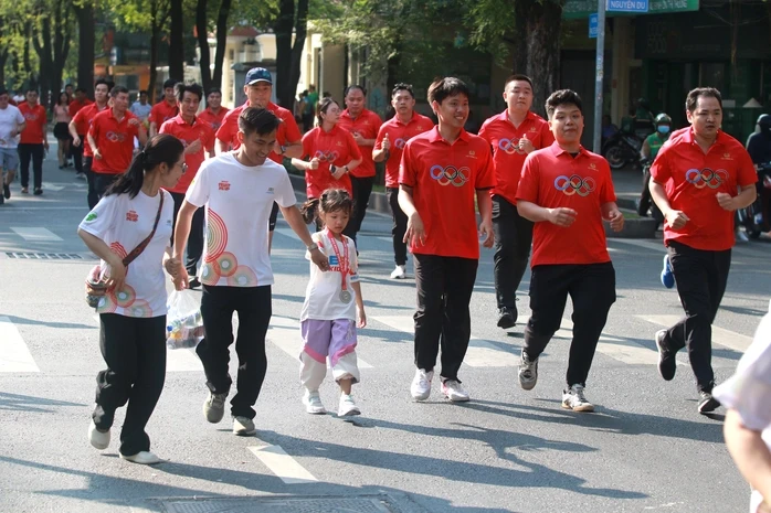 Sôi động Ngày chạy Olympic "Vì sức khỏe toàn dân - Vì an ninh Tổ quốc" tại TP HCM Sôi động Ngày chạy Olympic "Vì sức khỏe toàn dân - Vì an ninh Tổ quốc" tại TP HCM