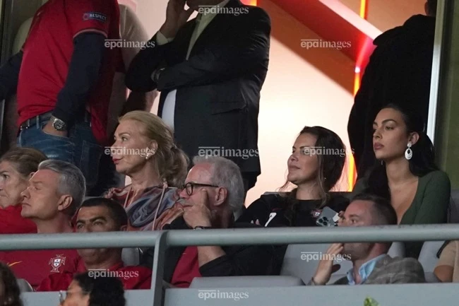 Sóng gió bủa vây Ronaldo với ngòi nổ gây chia rẽ đội tuyển Bồ Đào Nha Sóng gió bủa vây Ronaldo với ngòi nổ gây chia rẽ đội tuyển Bồ Đào Nha