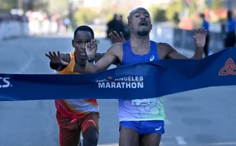 Sự cố khán giả khiến runner Kenya mất chức vô địch với 0,18 giây - Báo TinVina