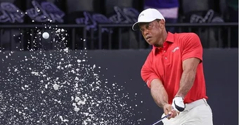 Tay golf huyền thoại Tiger Woods bị bắt vì 'say rượu lái xe gây tai nạn'
