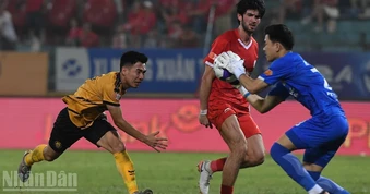 Thể Công Viettel tiếp tục bám đuổi ngôi đầu
