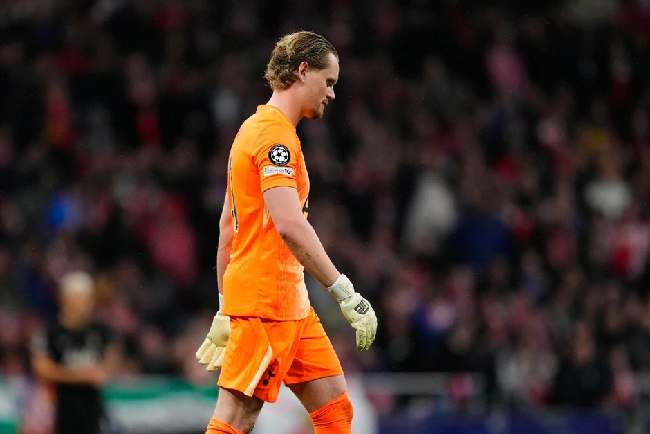 Thủ môn Tottenham mắc liền 2 lỗi ngớ ngẩn, bị thay ra chỉ sau 17 phút Thủ môn Tottenham mắc liền 2 lỗi ngớ ngẩn, bị thay ra chỉ sau 17 phút