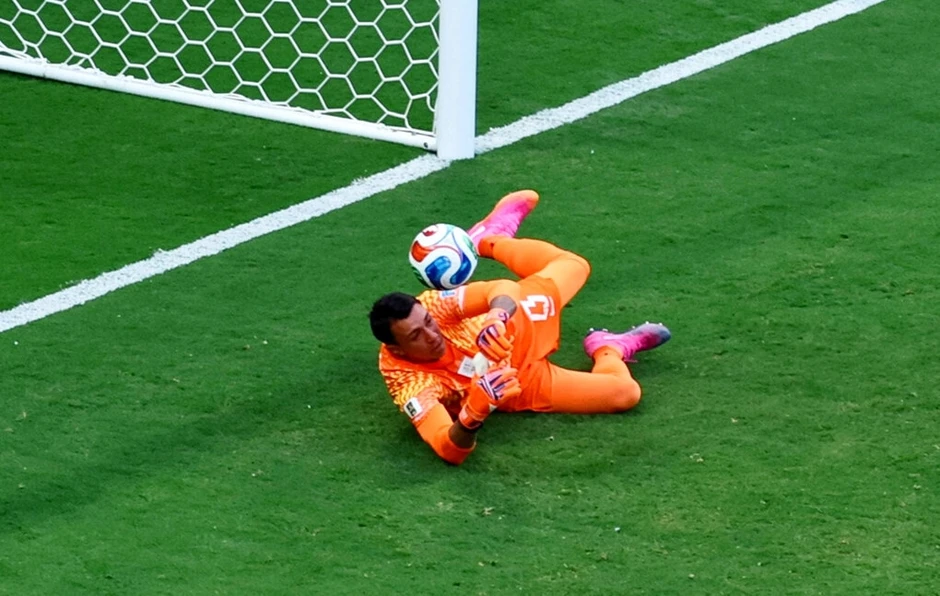 Thủ môn Uruguay xin thay ra sau sai lầm ở World Cup 2026 - Báo TinVina Thủ môn Uruguay xin thay ra sau sai lầm ở World Cup 2026 - Báo TinVina