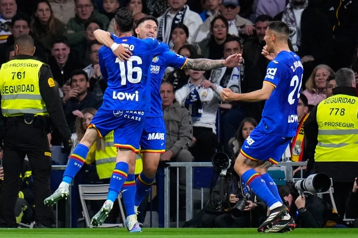 Thua sốc Getafe, Real Madrid bị Barca bỏ xa 4 điểm