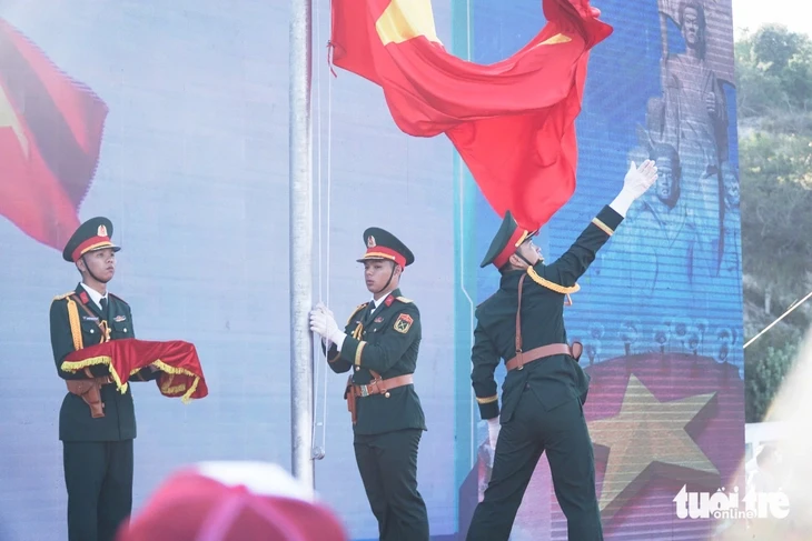 Thượng cờ ở Khu tưởng niệm Chiến sĩ Gạc Ma, khai màn Tiền Phong Marathon 2026 Thượng cờ ở Khu tưởng niệm Chiến sĩ Gạc Ma, khai màn Tiền Phong Marathon 2026