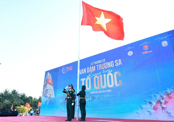 Thượng cờ ở Khu tưởng niệm Chiến sĩ Gạc Ma, khai màn Tiền Phong Marathon 2026 Thượng cờ ở Khu tưởng niệm Chiến sĩ Gạc Ma, khai màn Tiền Phong Marathon 2026