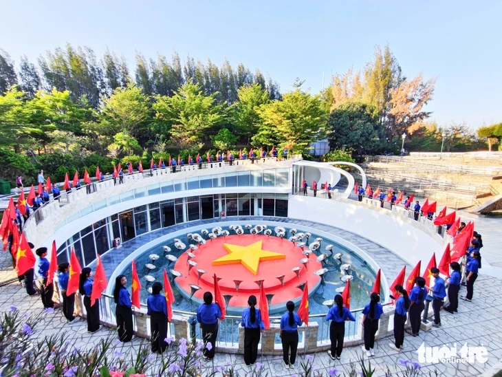Thượng cờ ở Khu tưởng niệm Chiến sĩ Gạc Ma, khai màn Tiền Phong Marathon 2026 Thượng cờ ở Khu tưởng niệm Chiến sĩ Gạc Ma, khai màn Tiền Phong Marathon 2026