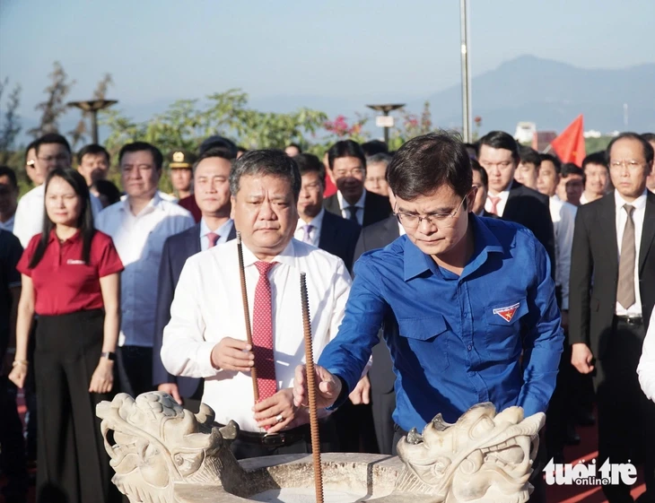 Thượng cờ ở Khu tưởng niệm Chiến sĩ Gạc Ma, khai màn Tiền Phong Marathon 2026 Thượng cờ ở Khu tưởng niệm Chiến sĩ Gạc Ma, khai màn Tiền Phong Marathon 2026
