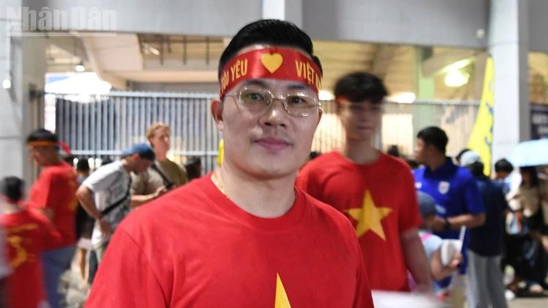 Tình yêu bóng đá của cổ động viên Việt Nam với trận chung kết lượt đi ASEAN Cup 2026 Tình yêu bóng đá của cổ động viên Việt Nam với trận chung kết lượt đi ASEAN Cup 2026