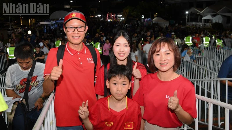 Tình yêu bóng đá của cổ động viên Việt Nam với trận chung kết lượt đi ASEAN Cup 2026 Tình yêu bóng đá của cổ động viên Việt Nam với trận chung kết lượt đi ASEAN Cup 2026