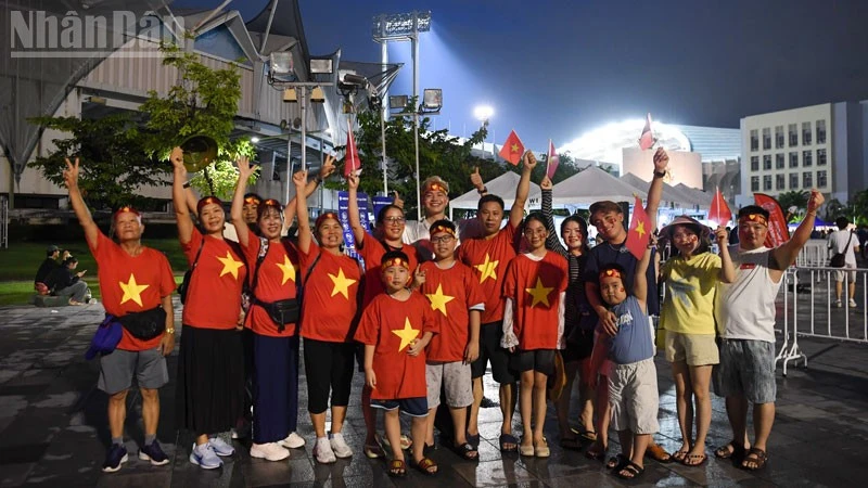 Tình yêu bóng đá của cổ động viên Việt Nam với trận chung kết lượt đi ASEAN Cup 2026 Tình yêu bóng đá của cổ động viên Việt Nam với trận chung kết lượt đi ASEAN Cup 2026
