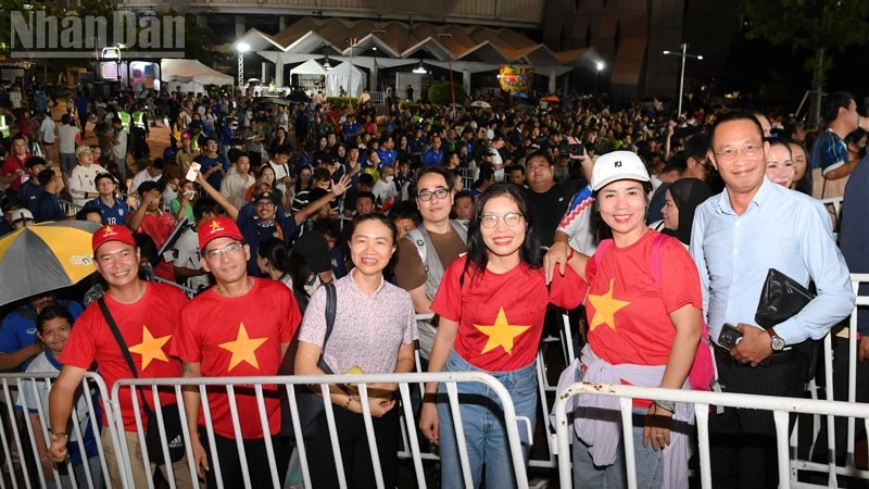 Tình yêu bóng đá của cổ động viên Việt Nam với trận chung kết lượt đi ASEAN Cup 2026 Tình yêu bóng đá của cổ động viên Việt Nam với trận chung kết lượt đi ASEAN Cup 2026